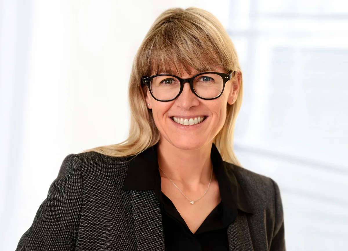 Stadtschreiberin Melanie Imfeld erklärt, warum die Plakate wegmussten. Fotografin: Barbara Faissler